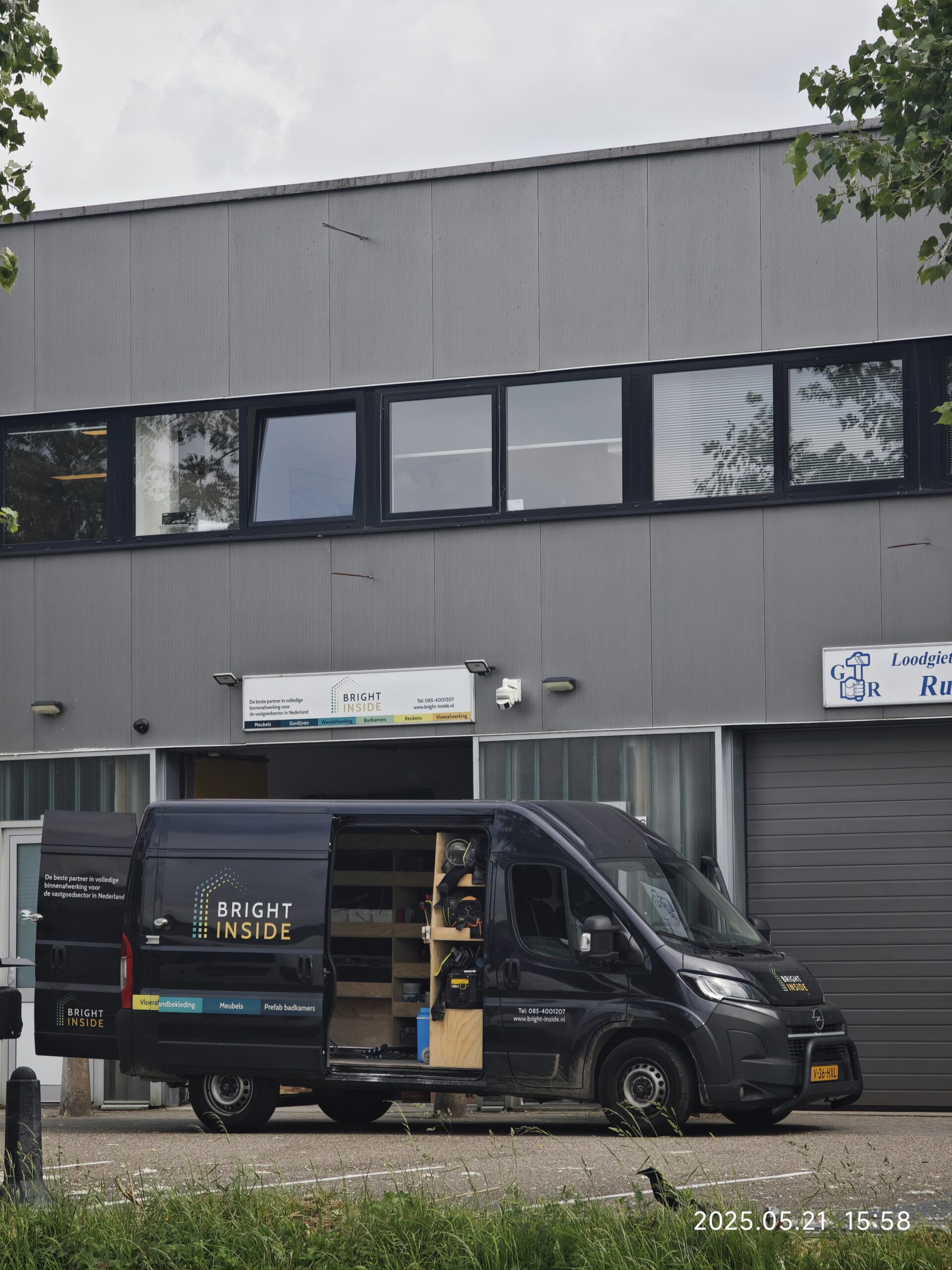 Een foto van een minibus geparkeerd voor erkend leerbedrijf Bright Inside.